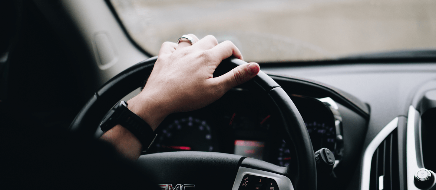 คนกำลังขับรถ