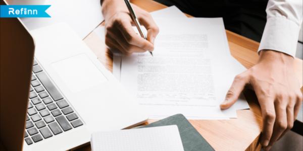 ภาพคนกำลังเขียนกระดาษ