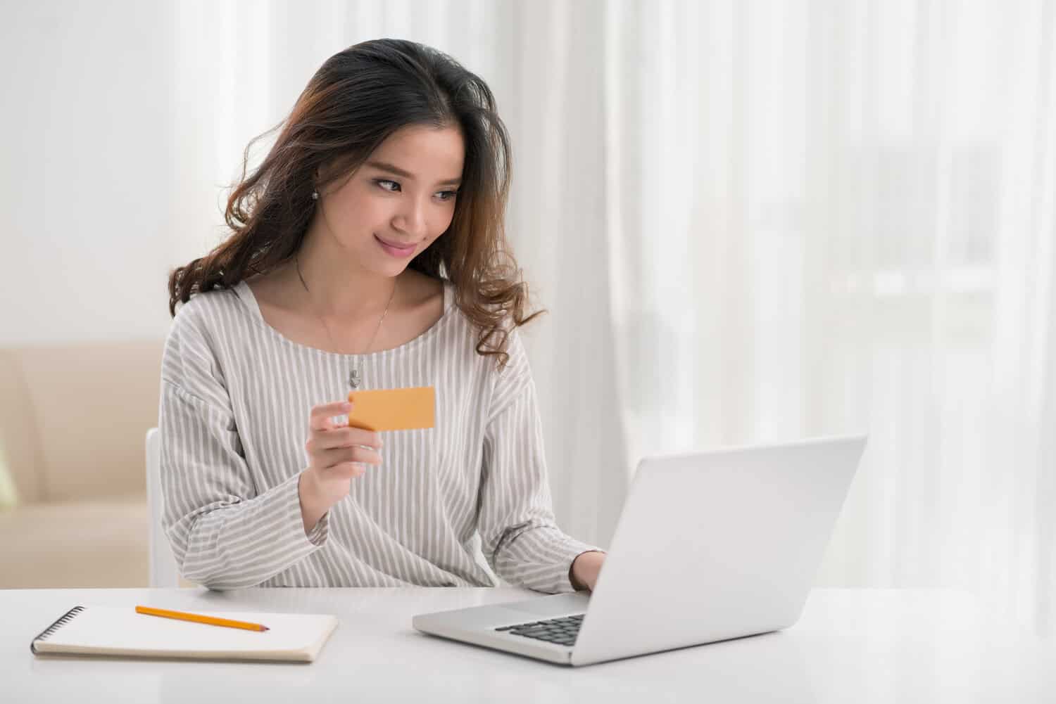 หญิงสาวใช้ Refinn เปรียบเทียบบัตรเครดิตไม่มีค่าธรรมเนียม เพื่อเลือกสมัครบัตรให้ตรงกับไลฟ์สไตล์